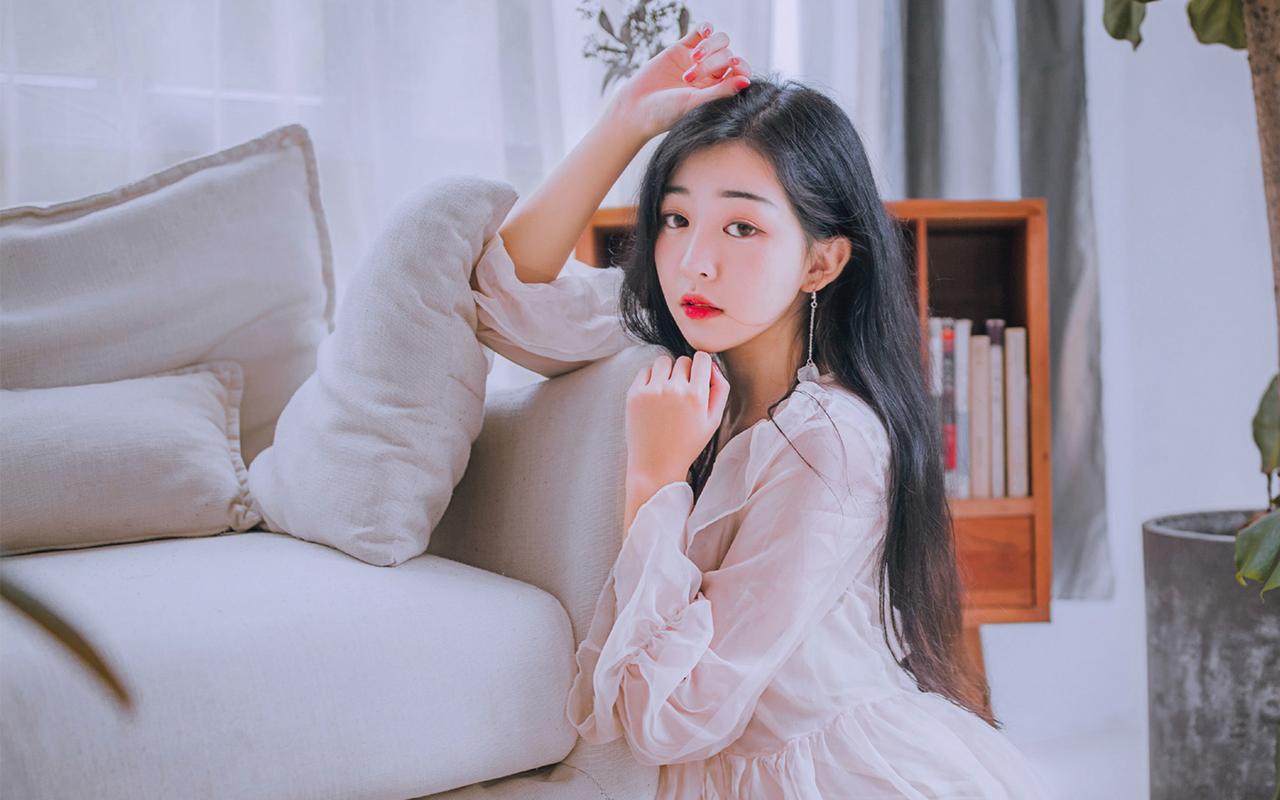 武汉渡江节：两千余名中外“泳士”搏浪长江